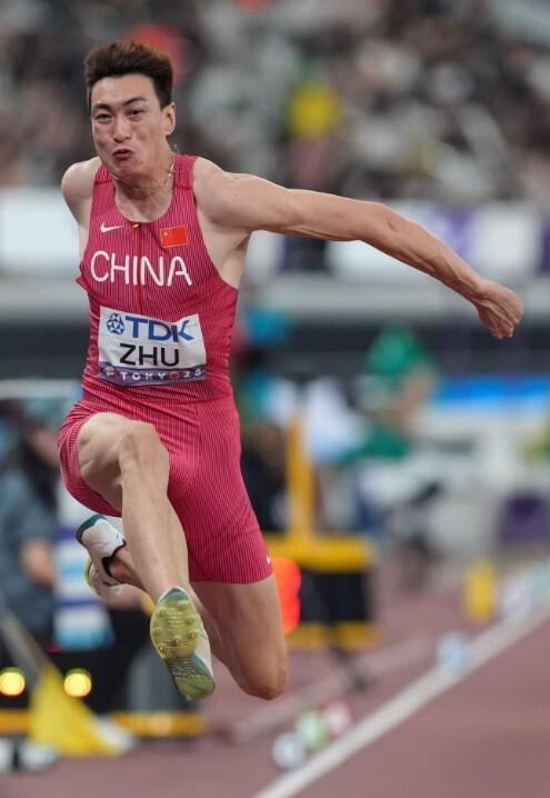 他在第三跳, 爱德华兹在, 在前三跳两