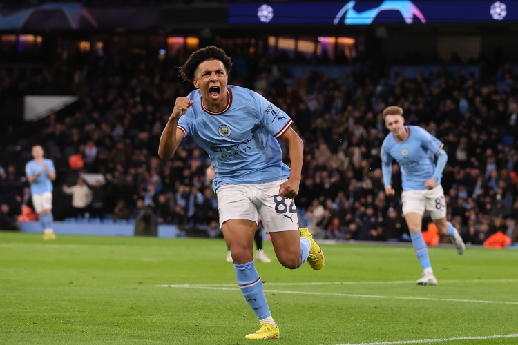 严重, 关于尼科, 他们的主帅